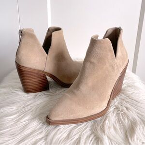 Vince Camuto Gidgeta Bootie Sz 5 Tortilla color - Great condition!